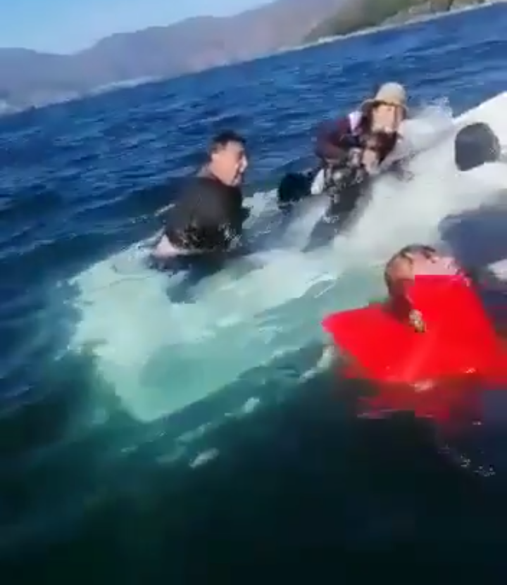 Lanchero rescata a una familia cuya embarcación naufragó en el Lago de Atitlán