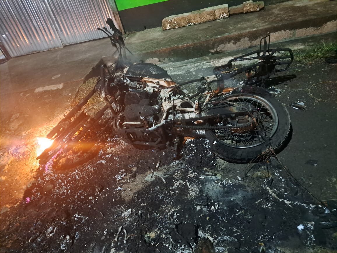 Presuntos «prestamistas colombianos» disparan contra agentes de PNC y incendian motocicleta